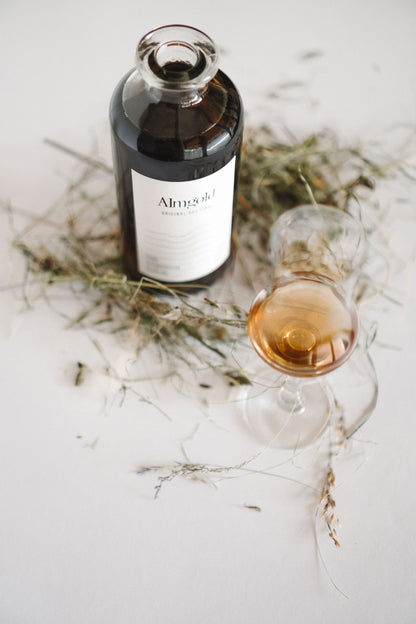 Almgold mit Heu und Glas